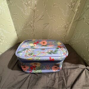 Zippered makeup case